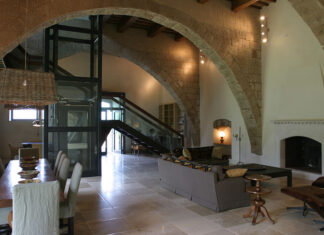 Il restauro del salone al piano terra e la grande scala in ferro.