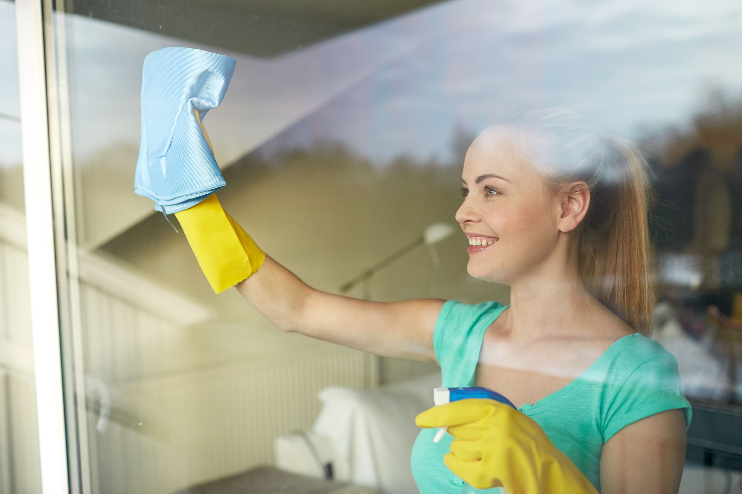 Pulire i vetri di casa: 4 soluzioni fai da te per eliminare gli aloni