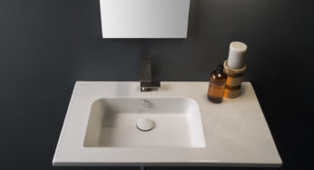 Etra, il lavabo sospeso dalle linee geometriche di Scarabeo