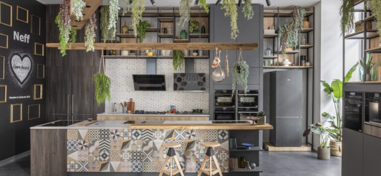 Negli ultimi anni, gli elettrodomestici da cucina hanno subito una vera e propria rivoluzione, diventando sempre più innovativi e sofisticati. Una delle tendenze più in voga è l'utilizzo di materiali di design, come l'acciaio inossidabile e il vetro, che conferiscono un tocco di modernità ed eleganza alla cucina. Ma non è solo una questione di estetica: gli elettrodomestici da cucina si stanno evolvendo anche a livello tecnologico. Ora puoi controllare il tuo frigorifero o la tua macchina per il caffè direttamente dal tuo smartphone, grazie alla connessione Wi-Fi. Inoltre, sempre più elettrodomestici sono dotati di funzioni intelligenti, come il riconoscimento vocale o l'integrazione con gli assistenti virtuali, rendendo la tua cucina ancora più smart. Insomma, l'innovazione sta trasformando il modo in cui viviamo la cucina, rendendola più comoda, efficiente e piena di possibilità. Se sei un amante della tecnologia e vuoi rendere la tua cucina all'avanguardia, non puoi perderti le ultime tendenze degli elettrodomestici da cucina.